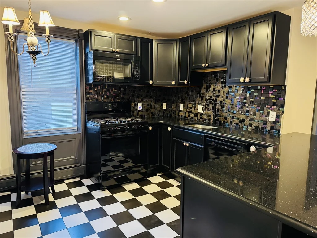 4 bed, 2 bath apartment for rent at 125 Essex St Unit 2, Salem — photo 3 of 36