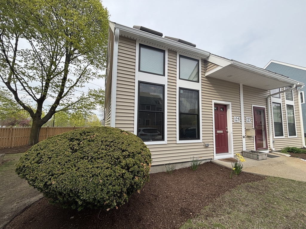 2 bed, 1 bath apartment for rent at 125 Governor Winthrop Unit 2A, Ten Hills — photo 1 of 29