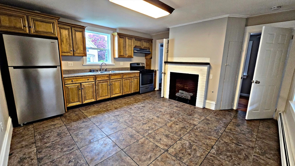3 bed, 1 bath apartment for rent at 125 Hillman St Unit 1, New Bedford — photo 12 of 17