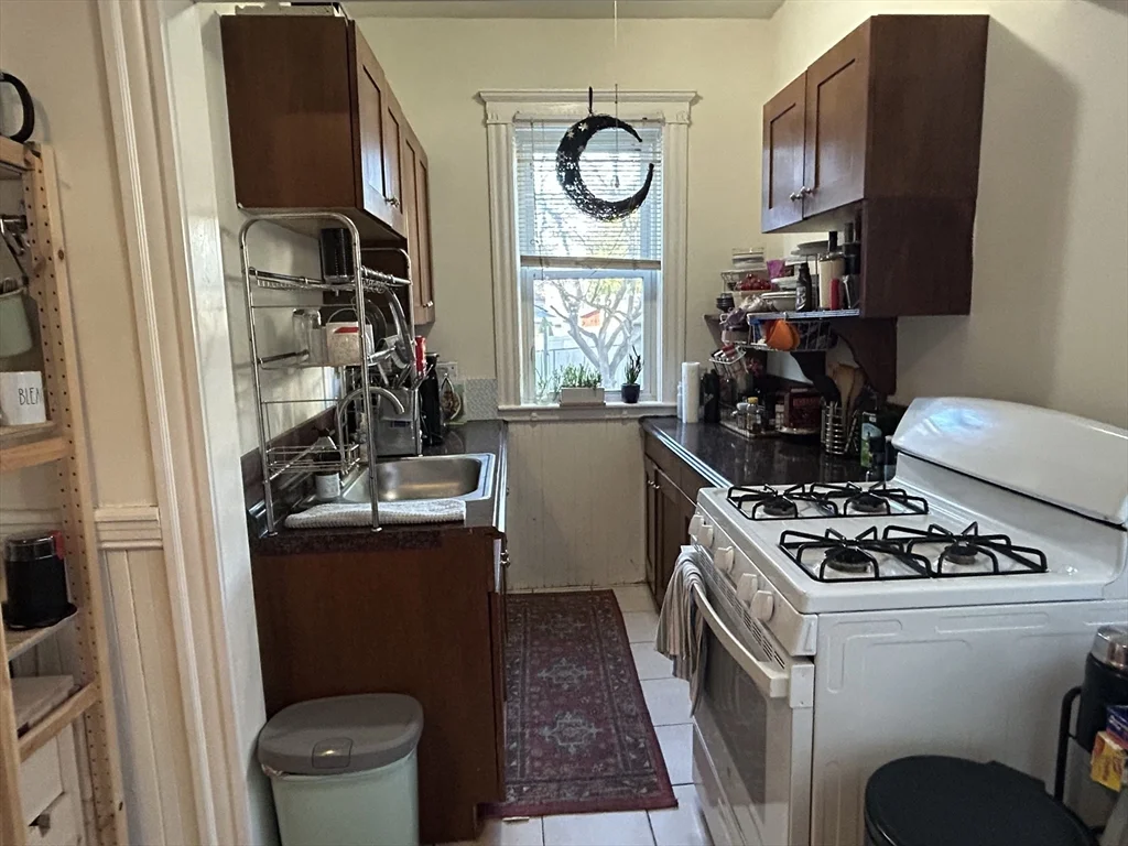 1 bed, 1 bath apartment for rent at 125 Irving St Unit 1R, Everett — photo 1 of 8