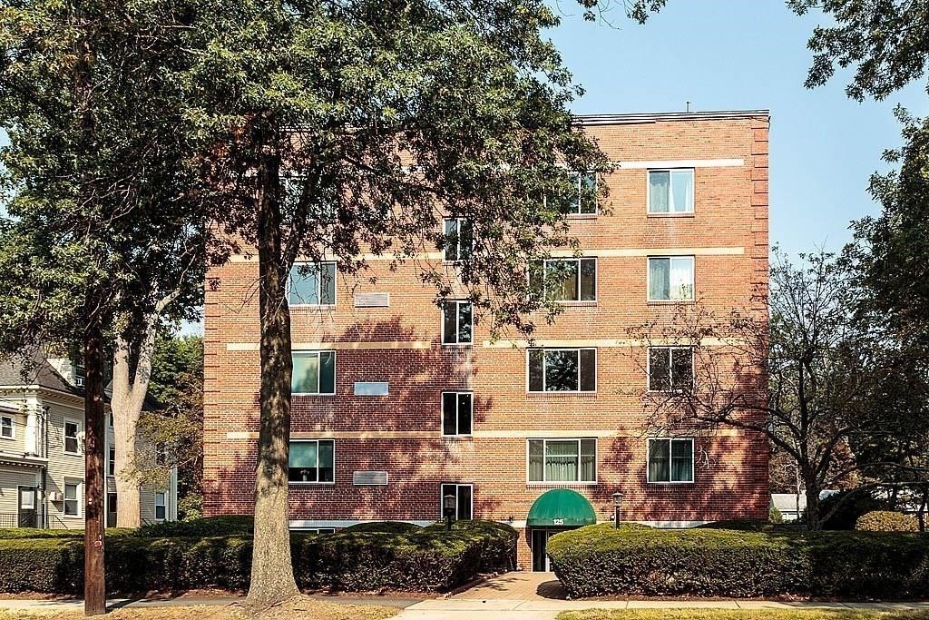 1 bed, 1 bath apartment for rent at 125 Pleasant St Unit PH401, Arlington