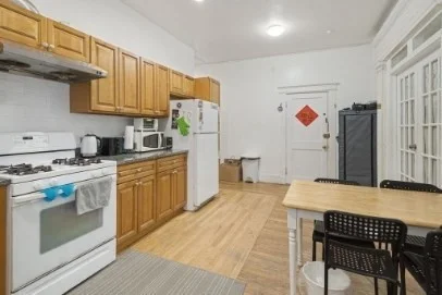 4 bed, 1 bath apartment for rent at 1258 Commonwealth Ave Unit 1, Allston — photo 1 of 9