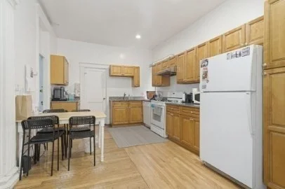 4 bed, 1 bath apartment for rent at 1258 Commonwealth Ave Unit 1, Allston — photo 2 of 9