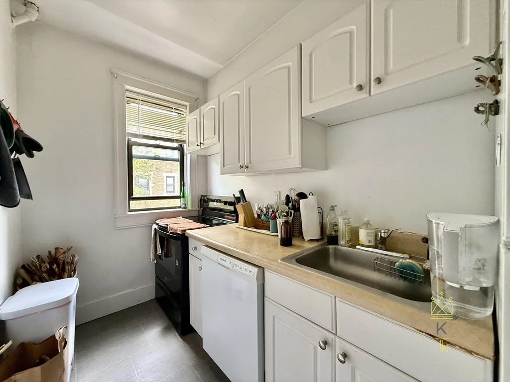3 bed, 1 bath apartment for rent at 126 Babcock St Unit 28, Coolidge Corner
