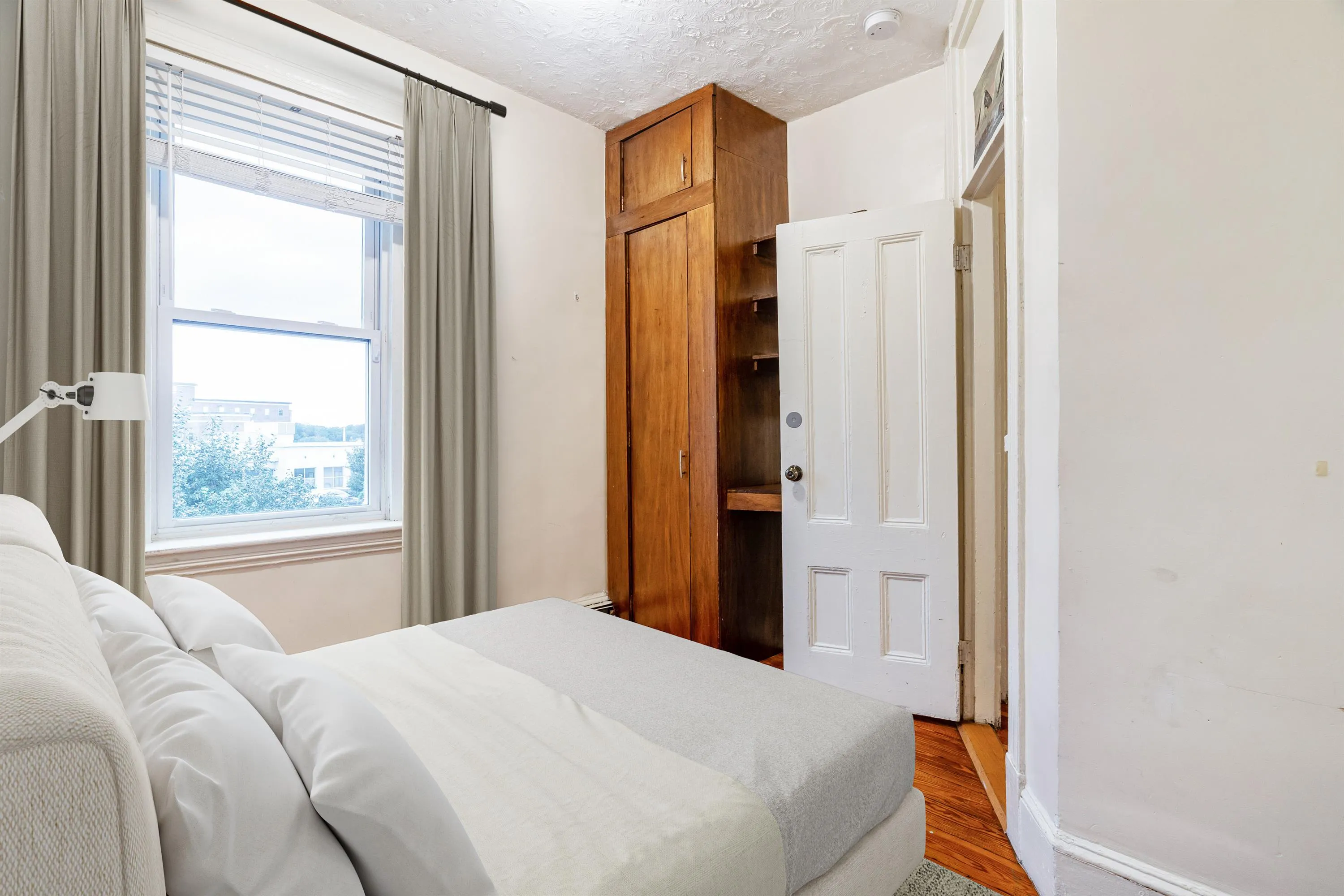 4 bed, 1 bath apartment for rent at 126 Day St Unit 2, Jamaica Plain — photo 9 of 11