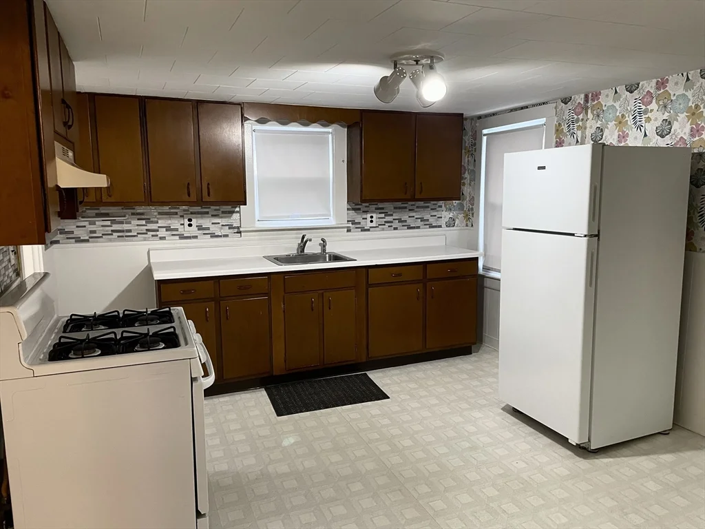 1 bed, 1 bath apartment for rent at 126 Lowell St Unit R, Peabody — photo 2 of 16