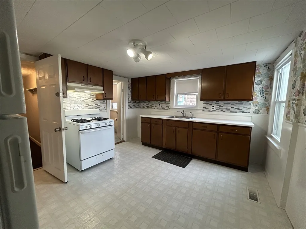 1 bed, 1 bath apartment for rent at 126 Lowell St Unit UR, Peabody — photo 3 of 11