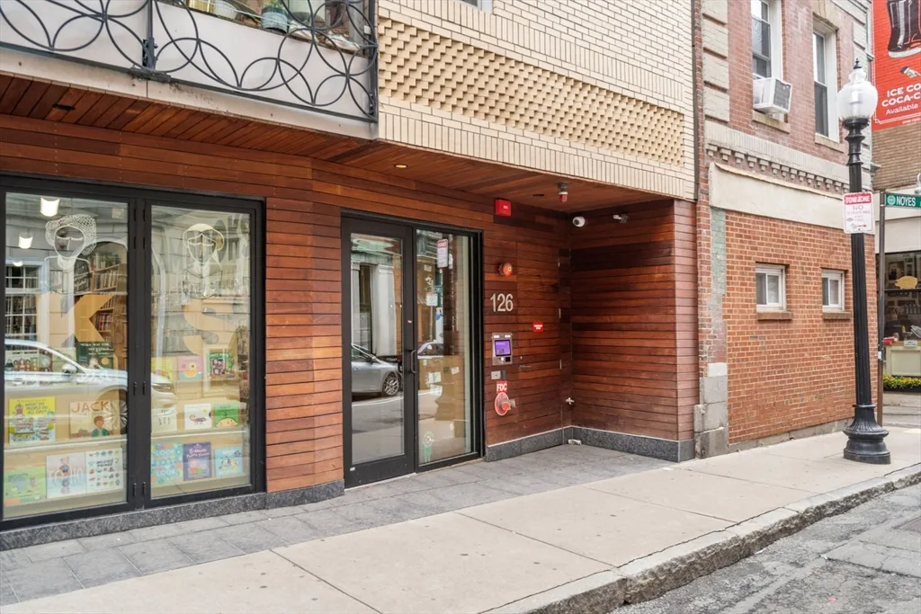 2 bed, 1 bath apartment for rent at 126 Salem Unit 3, North End — photo 1 of 18