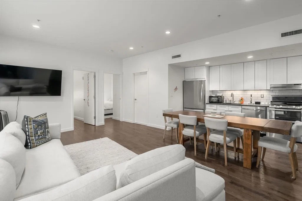 2 bed, 1 bath apartment for rent at 126 Salem Unit 3, North End — photo 3 of 18