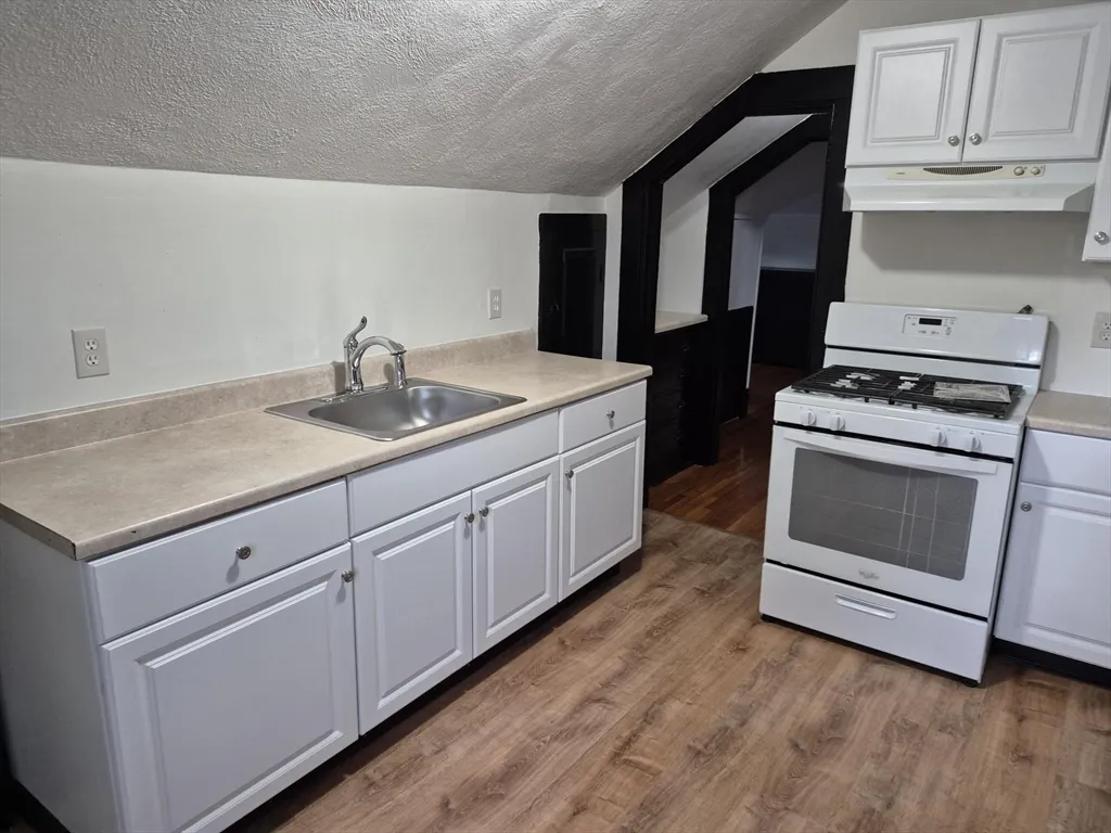 1 bed, 1 bath apartment for rent at 126 W Wyoming Unit 5, Melrose — photo 3 of 13