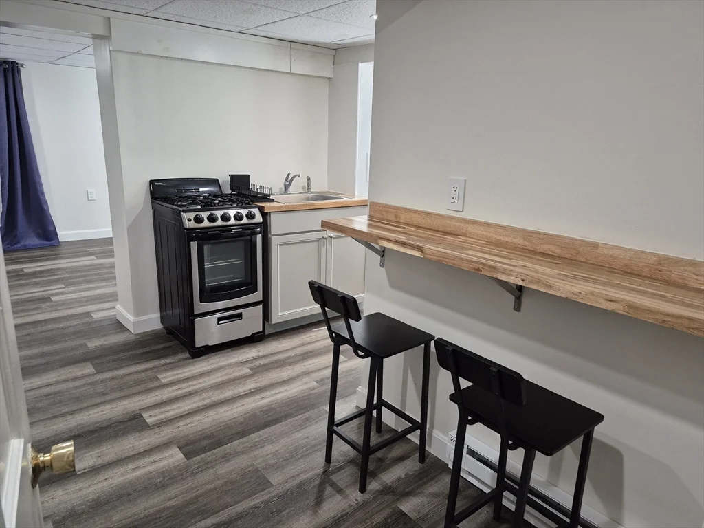 Studio bed, 1 bath apartment for rent at 126 W Wyoming Unit B, Melrose — photo 4 of 11