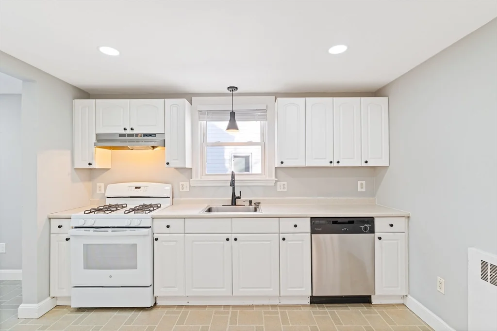2 bed, 1 bath apartment for rent at 126 Washington Ave Unit 1, Waltham — photo 8 of 22