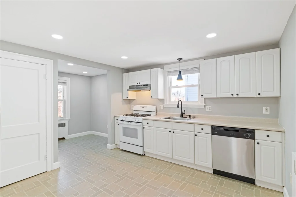 2 bed, 1 bath apartment for rent at 126 Washington Ave Unit 1, Waltham — photo 9 of 22