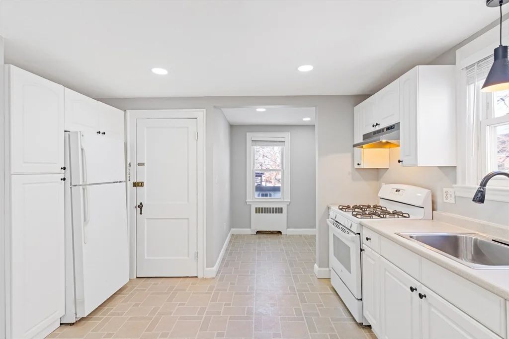 2 bed, 1 bath apartment for rent at 126 Washington Ave Unit 1, Waltham — photo 11 of 22
