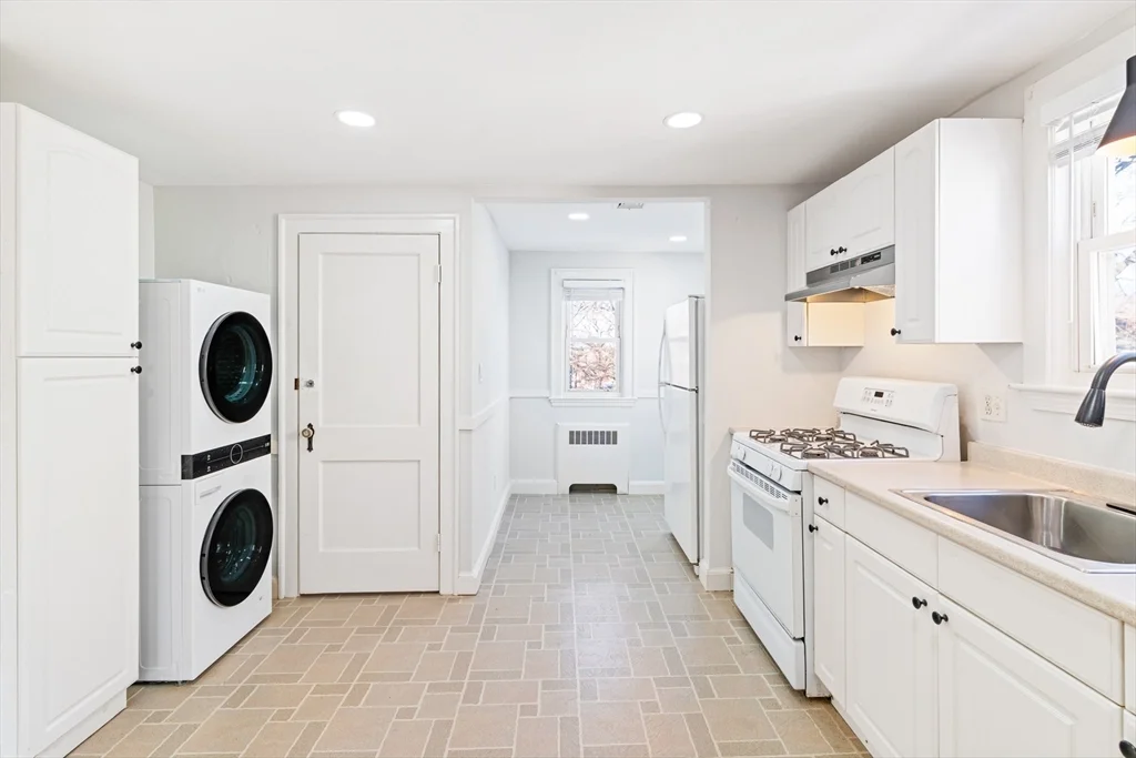2 bed, 1 bath apartment for rent at 126 Washington Ave Unit 2, Waltham — photo 6 of 22