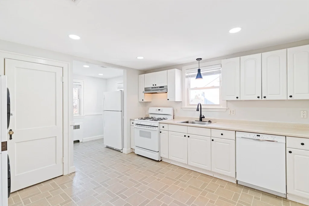 2 bed, 1 bath apartment for rent at 126 Washington Ave Unit 2, Waltham — photo 5 of 22
