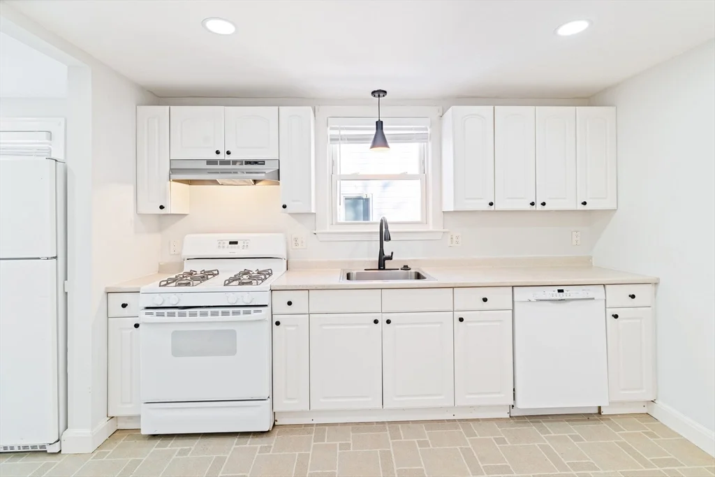 2 bed, 1 bath apartment for rent at 126 Washington Ave Unit 2, Waltham — photo 7 of 22