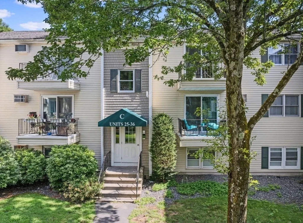 2 bed, 1 bath apartment for rent at 1261 Church St Unit 27, Far North — photo 1 of 15