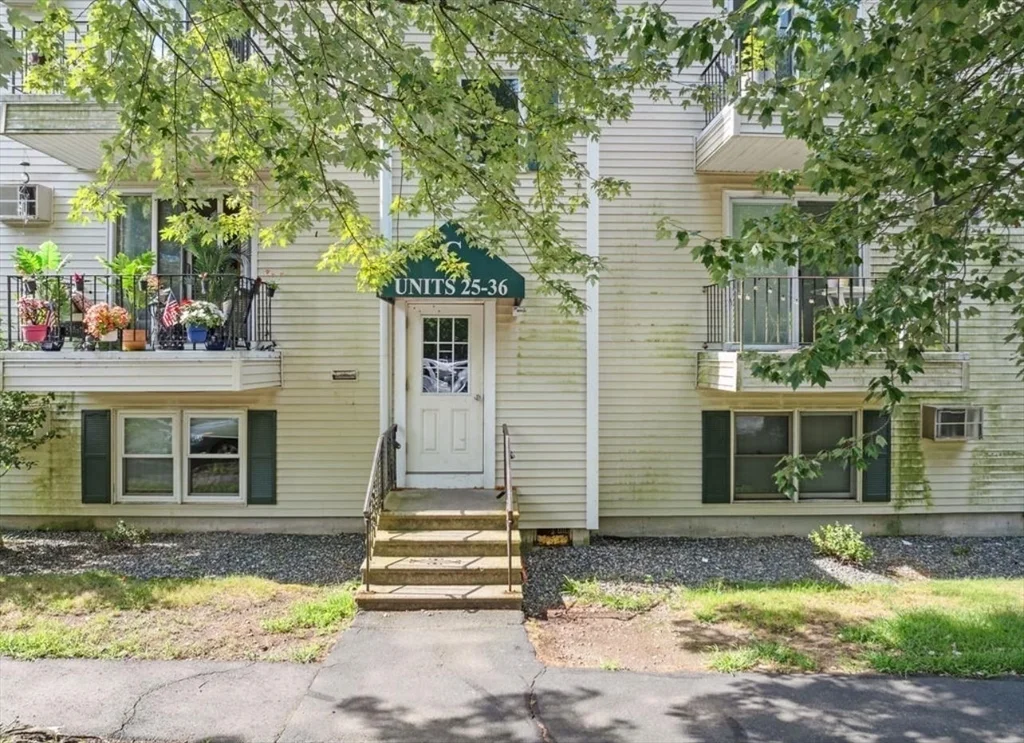 2 bed, 1 bath apartment for rent at 1261 Church St Unit 27, Far North — photo 3 of 15