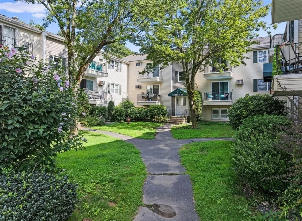 2 bed, 1 bath apartment for rent at 1261 Church St Unit 27, Far North — photo 4 of 15