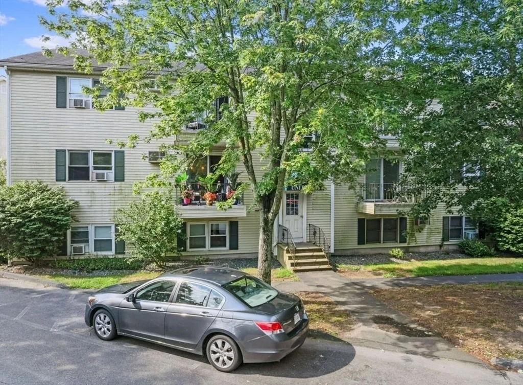 2 bed, 1 bath apartment for rent at 1261 Church St Unit 27, Far North — photo 2 of 15