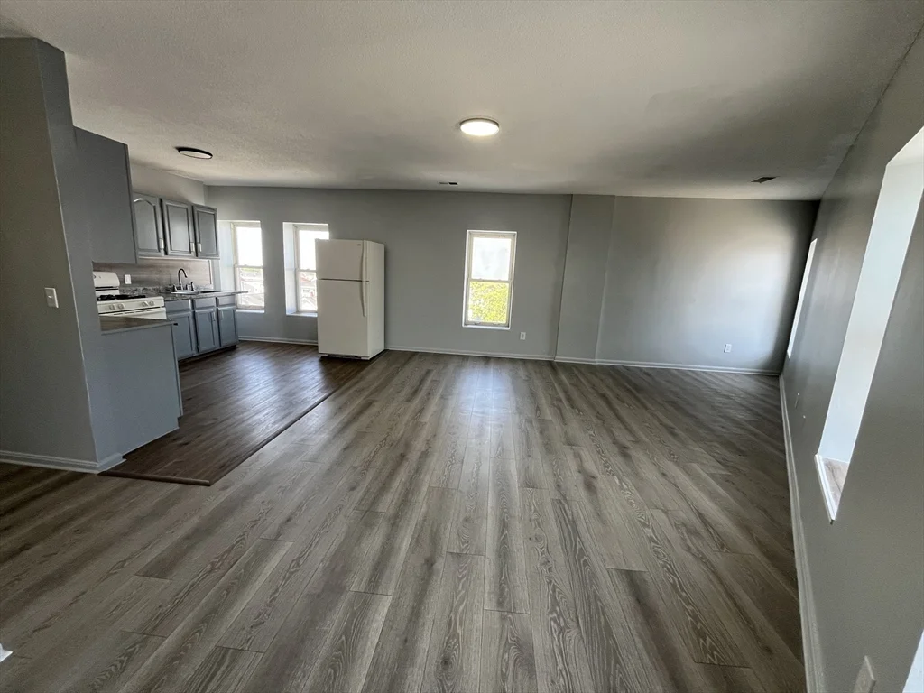 3 bed, 1 bath apartment for rent at 1263-1265 Pleasant St Unit 8, Fall River — photo 3 of 13