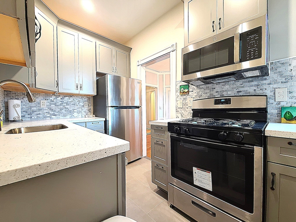 3 bed, 1 bath apartment for rent at 1263 Commonwealth Ave Unit 5, Brighton — photo 2 of 19