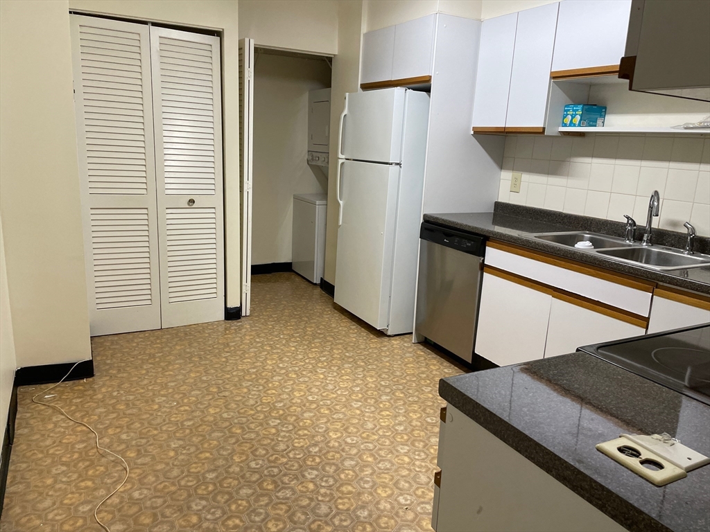 2 bed, 2 bath apartment for rent at 1265 Beacon St Unit 303, Coolidge Corner — photo 2 of 11
