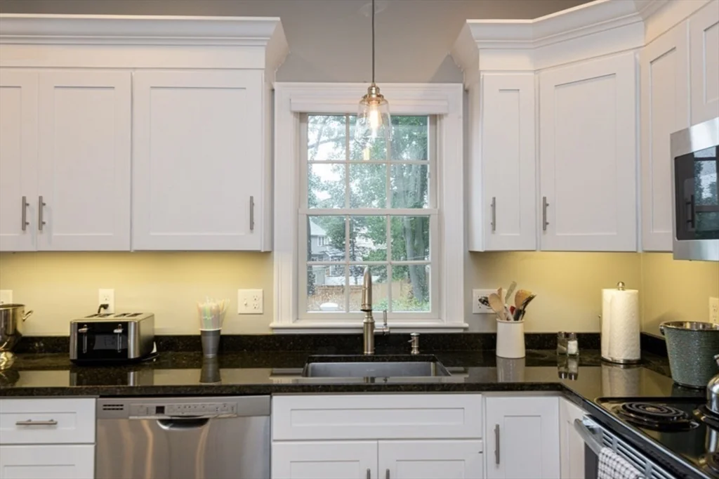 2 bed, 1 bath apartment for rent at 127 Bridge St Unit 1R, Beverly — photo 4 of 14