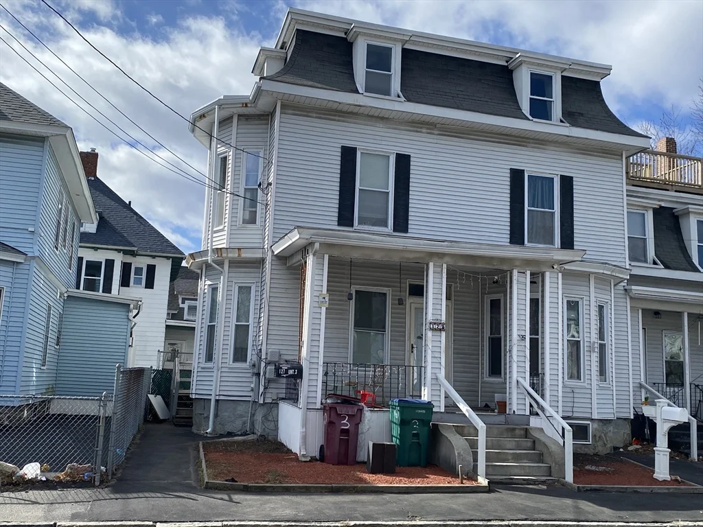 2 bed, 1 bath apartment for rent at 127 Dover St Unit 3, Lowell