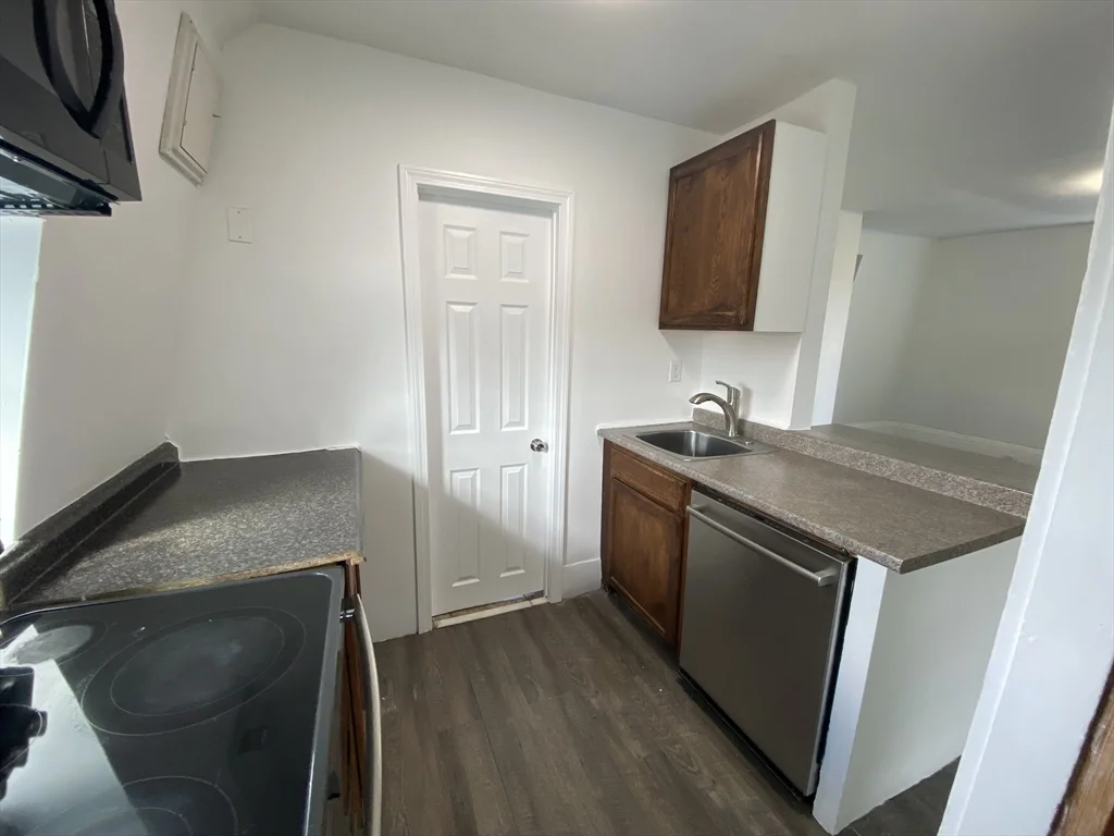 2 bed, 1 bath apartment for rent at 127 Dover St Unit 3, Lowell — photo 5 of 15