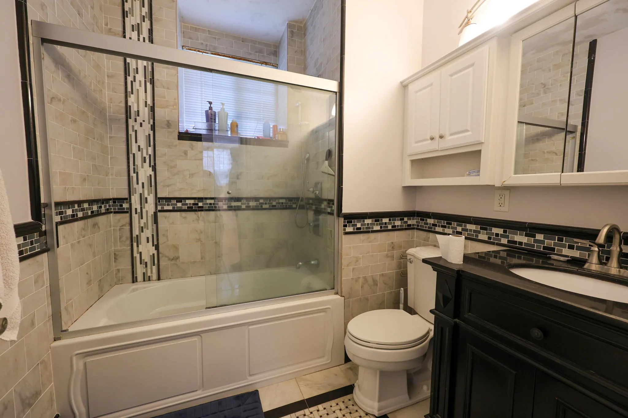 5 bed, 4 bath apartment for rent at 127 Nonantum St Unit 1, Oak Square — photo 3 of 34