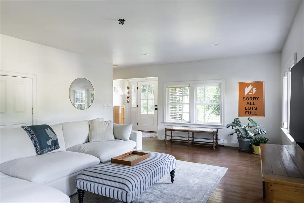 2 bed, 1 bath apartment for rent at 127R Leonard, Annisquam — photo 6 of 21
