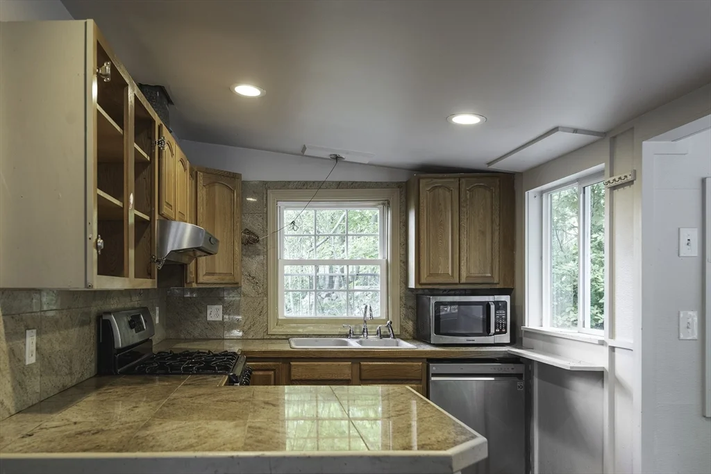 2 bed, 1 bath apartment for rent at 127R Leonard, Annisquam — photo 9 of 21