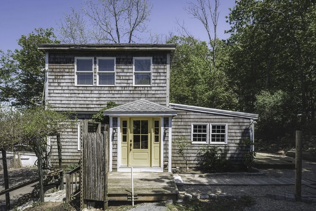 2 bed, 1 bath apartment for rent at 127R Leonard, Annisquam — photo 2 of 21