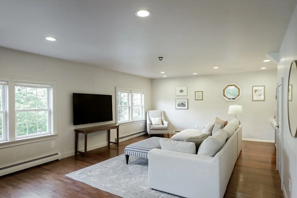 2 bed, 1 bath apartment for rent at 127R Leonard, Annisquam — photo 4 of 21
