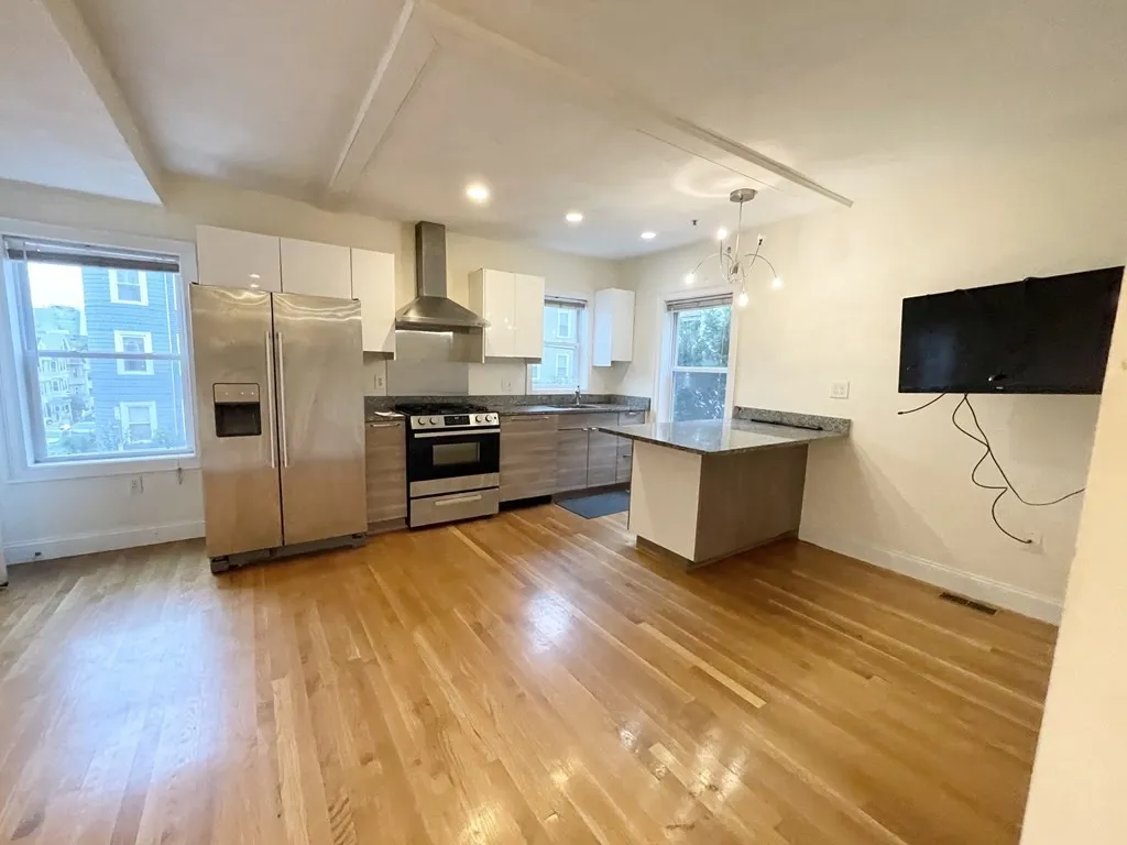 4 bed, 1 bath apartment for rent at 128 Hillside St Unit 1, Boston — photo 1 of 12