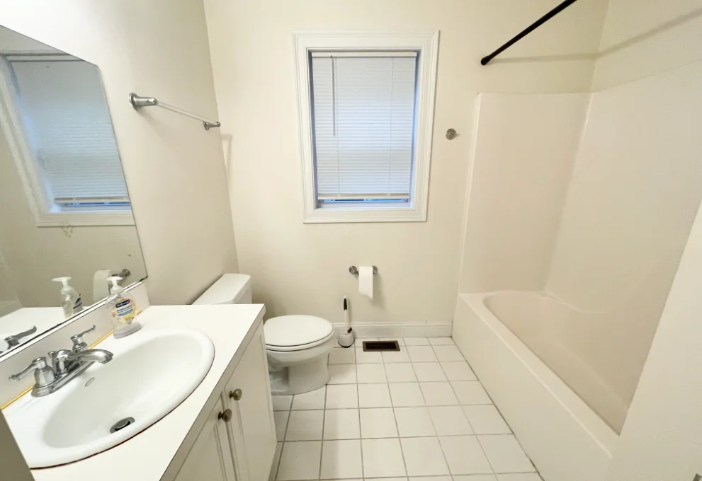 4 bed, 1 bath apartment for rent at 128 Hillside St Unit 1L, Mission Hill — photo 4 of 4