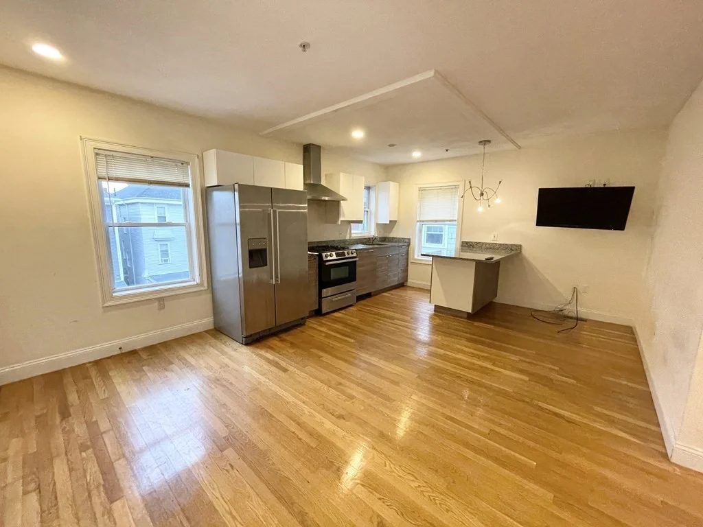 4 bed, 1 bath apartment for rent at 128 Hillside St Unit 2, Mission Hill — photo 4 of 11
