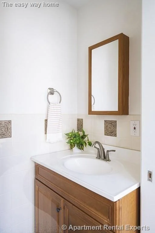 2 bed, 1 bath apartment for rent at 128 Holworthy St, Strawberry Hill — photo 8 of 12