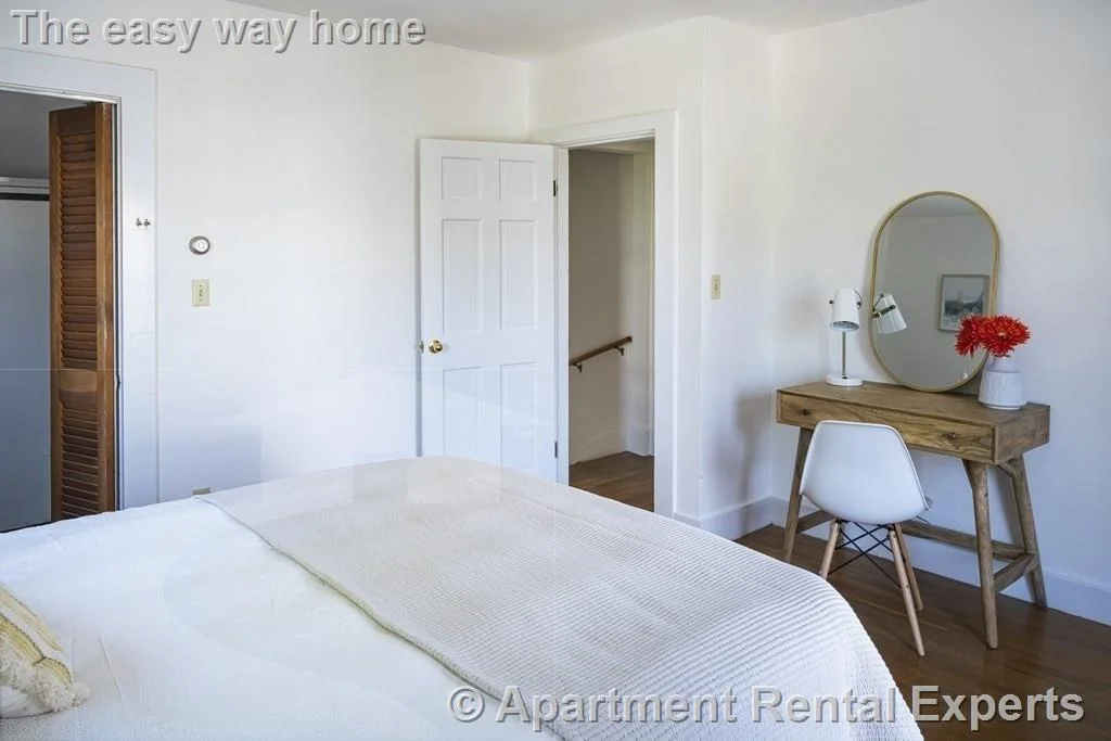 2 bed, 1 bath apartment for rent at 128 Holworthy St, Strawberry Hill — photo 5 of 12