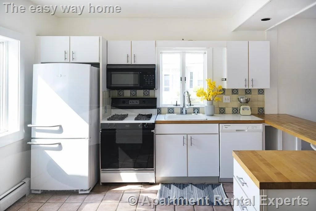 2 bed, 1 bath apartment for rent at 128 Holworthy St, Strawberry Hill — photo 2 of 12