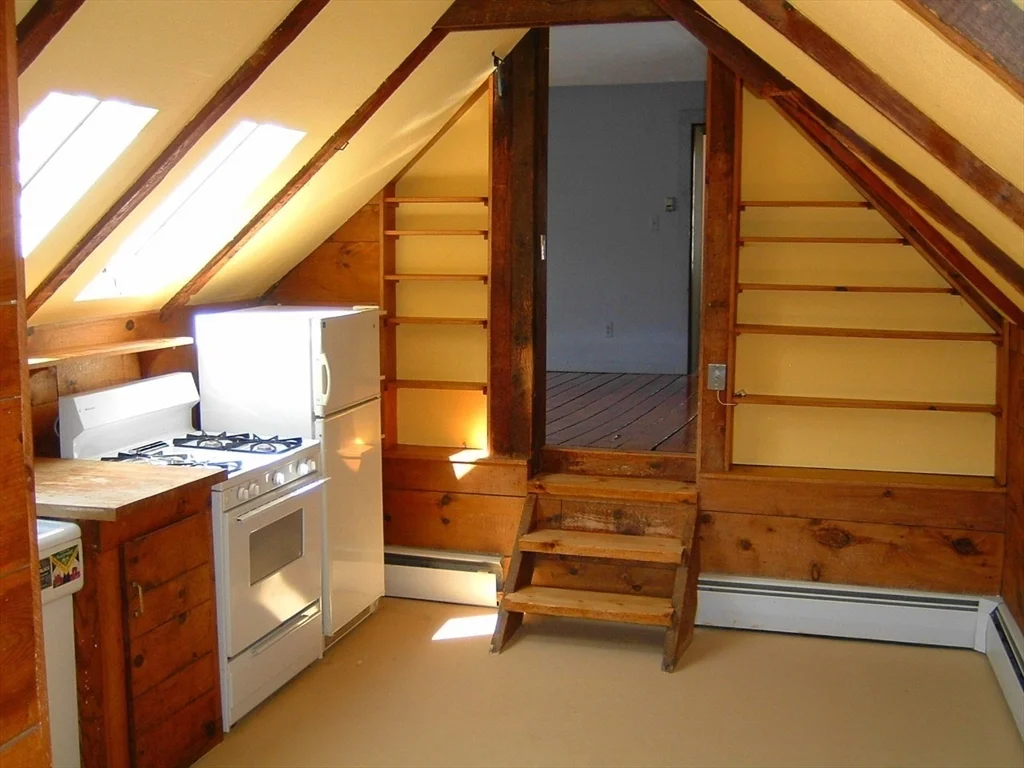 2 bed, 1 bath apartment for rent at 128 Pleasant St Unit 2, Marblehead — photo 1 of 13