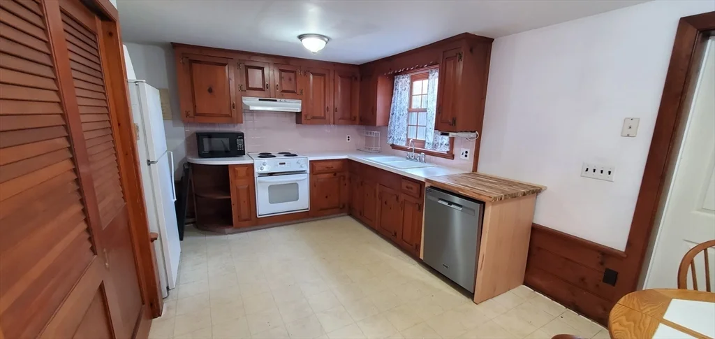 2 bed, 1 bath apartment for rent at 129-1/2 Summer St, Downtown — photo 4 of 16