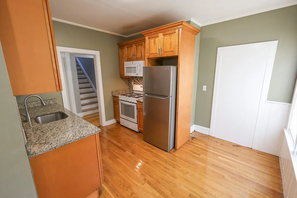 4 bed, 1 bath apartment for rent at 129 Draper St Unit 1, Dorchester — photo 3 of 26
