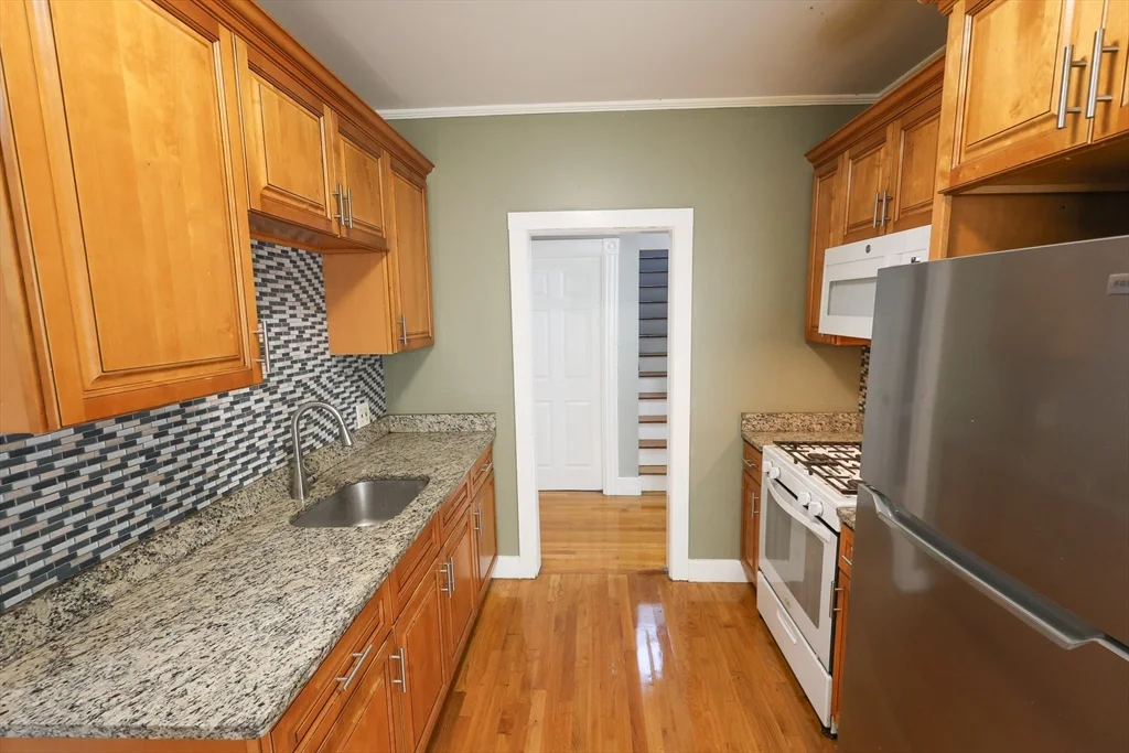 4 bed, 1 bath apartment for rent at 129 Draper St Unit 1, Dorchester — photo 4 of 26