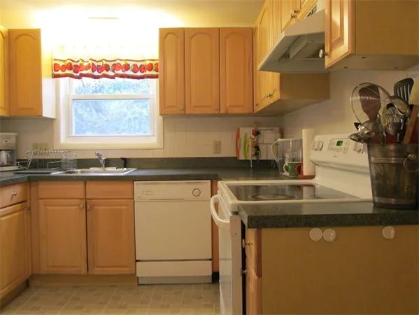 3 bed, 1.5 bath apartment for rent at 129 Gould St Unit 1, Needham Heights — photo 8 of 11