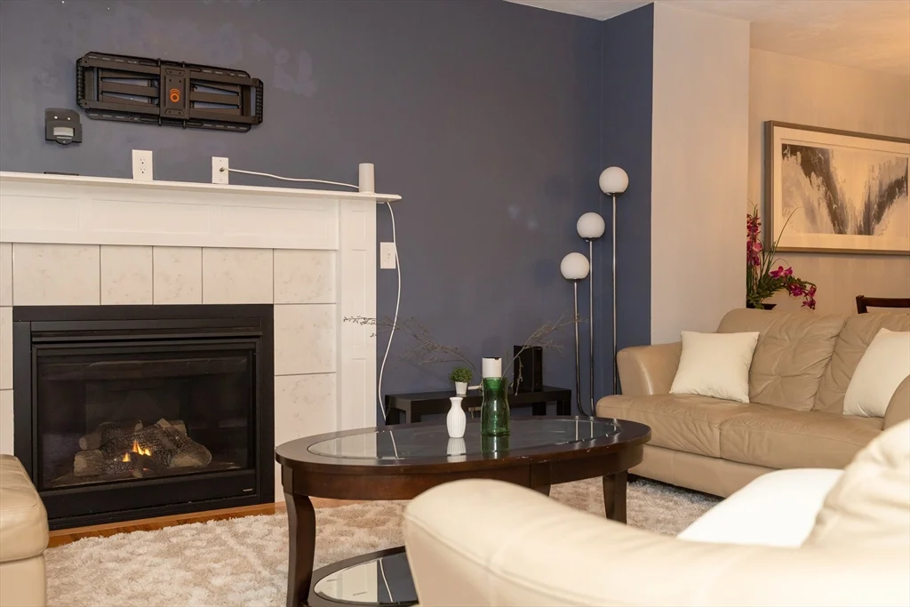 3 bed, 2 bath apartment for rent at 129 Quinapoxet St, Holden — photo 4 of 33