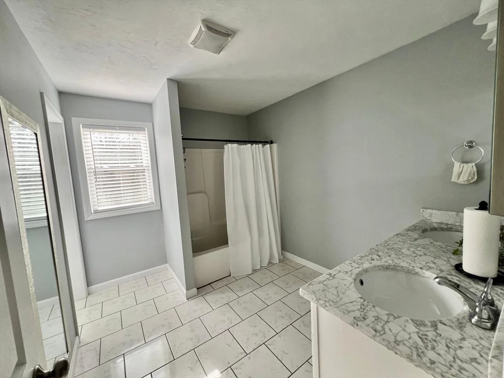 3 bed, 2 bath apartment for rent at 129 Quinapoxet St, Holden — photo 25 of 33