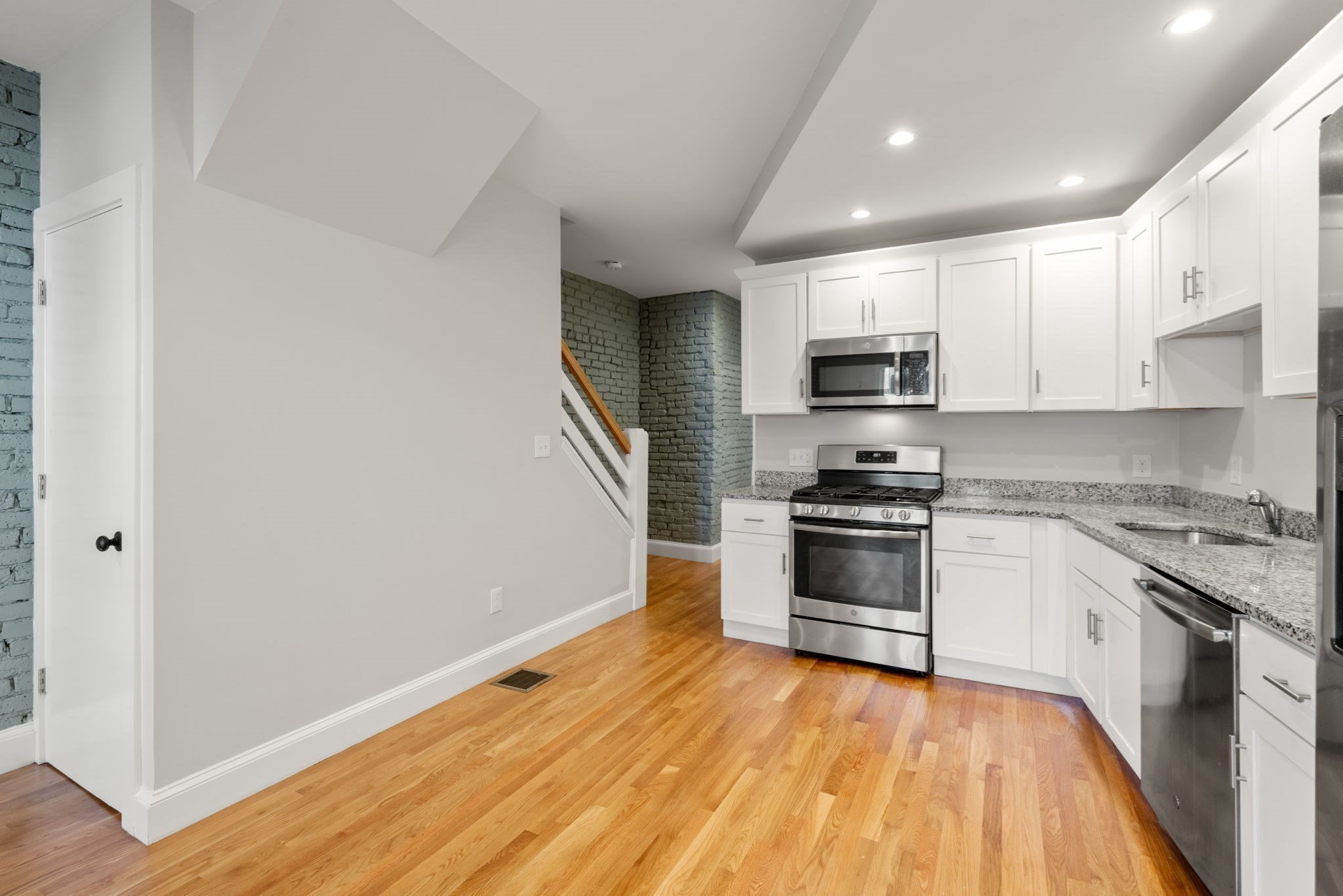 5 bed, 4+ bath apartment for rent at 129 Sutherland Rd Unit 2, Brighton — photo 5 of 32
